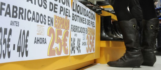 Comercio de zapatos en rebajas. Foto: Manuel Engo